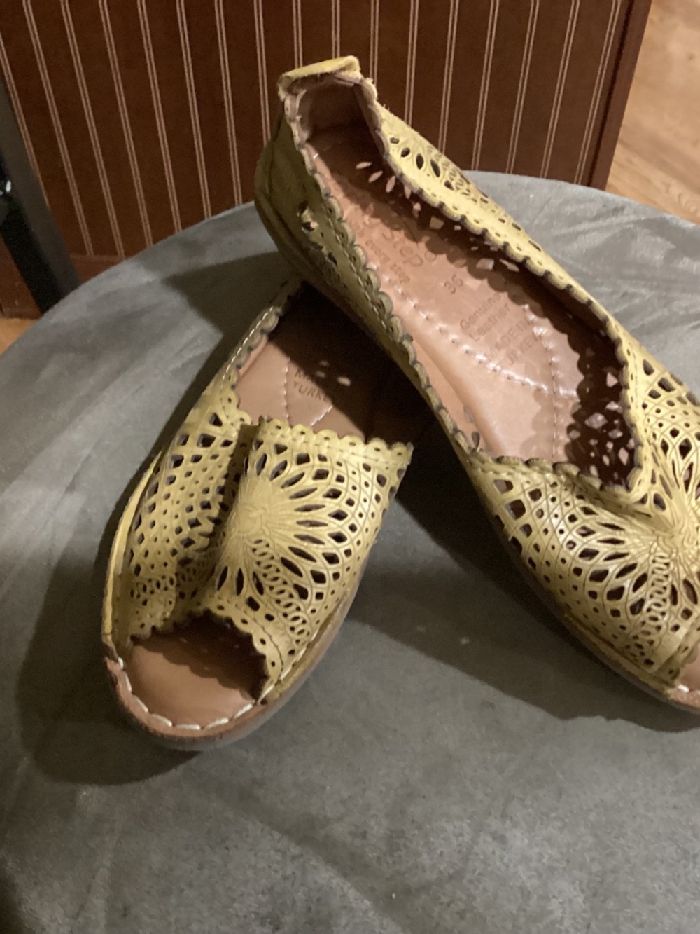 SPRING STEP Mustard Yellow Laser-Cut Leather Peep-Toe Womens Flats Size 36